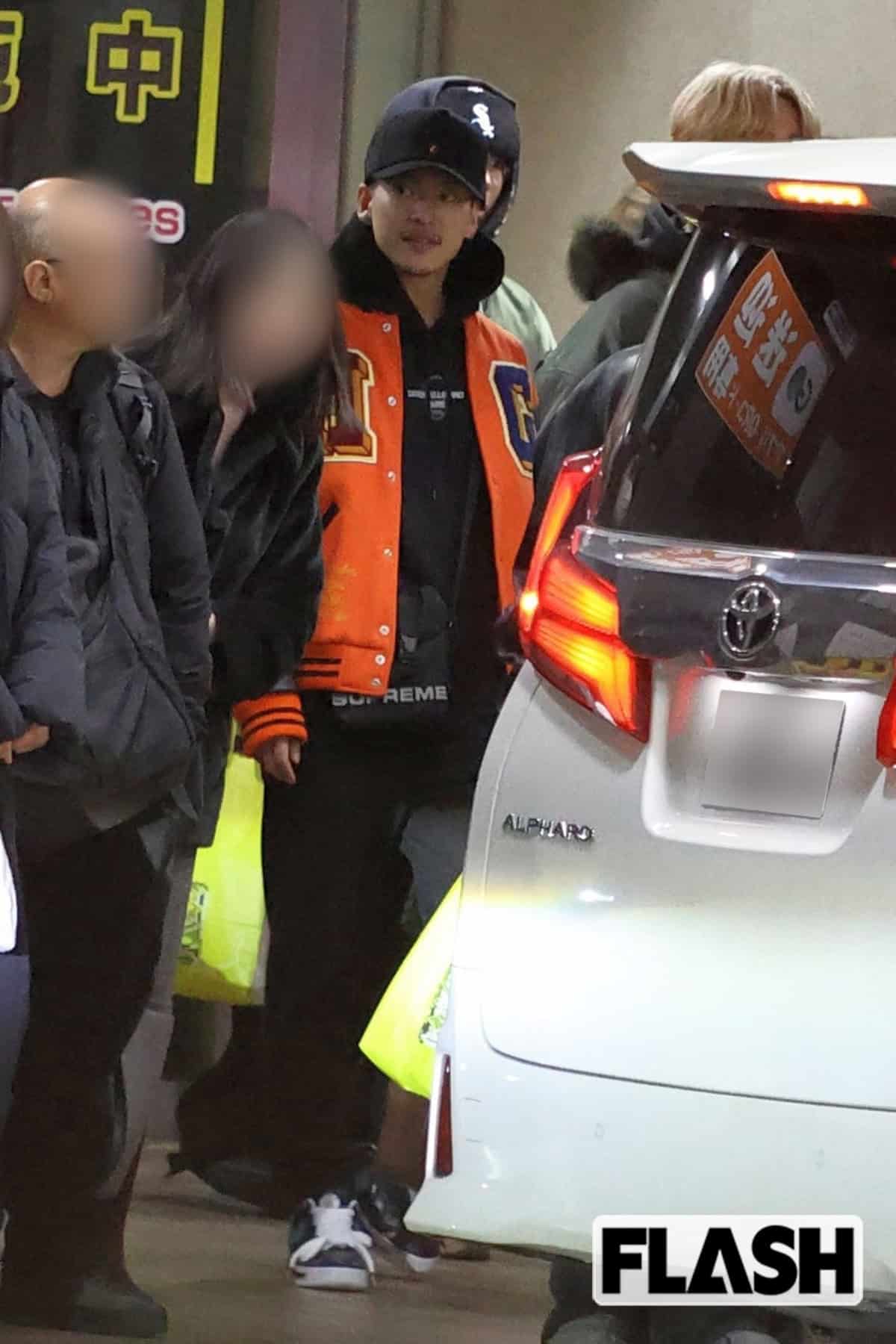 三山凌輝が羽織っている、かなり目立つオレンジ色のスタジャンは、15万円以上する人気ブランドのものだ