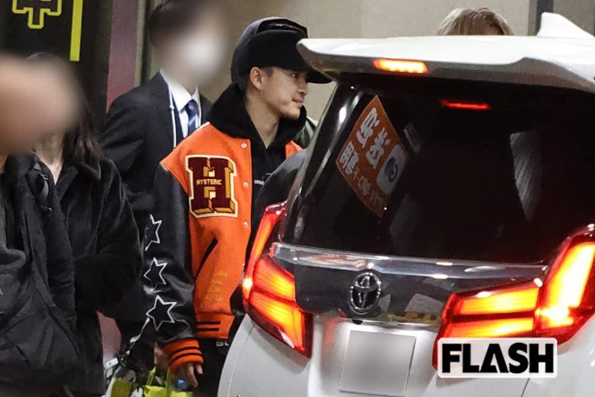 大勢の見送りのなか送迎される三山凌輝