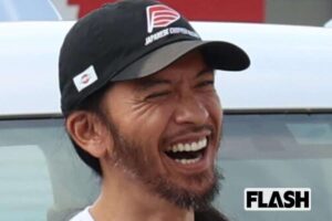 長瀬智也、ロン毛＆髭のワイルドビジュで「レース終了」報告　期待が高まる“俳優活動”への電撃復帰 | Smart FLASH/スマフラ[光文社週刊誌]