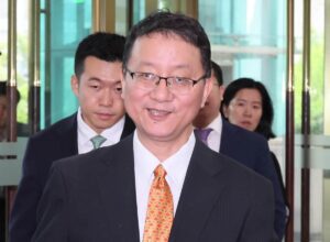 「なんですか！この無礼な...」　72歳俳優、中国外務省局長の「ポケットに両手」画像に怒りあらわ: J-CAST ニュース