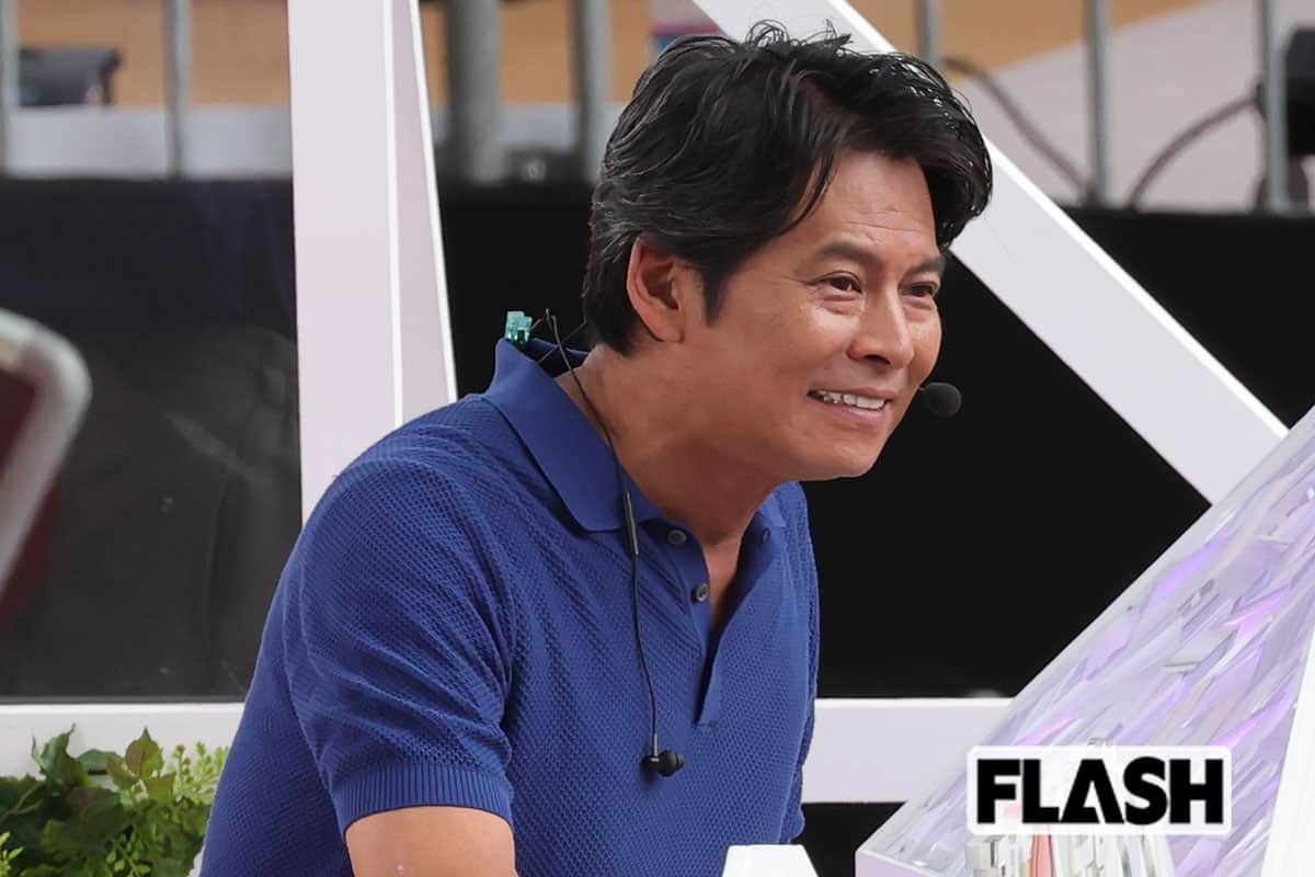 織田裕二、歌舞伎町を“青島俊作”姿で疾走!　13年ぶり『踊る大捜査線』ロケで大量のエキストラが“手にしていたもの”