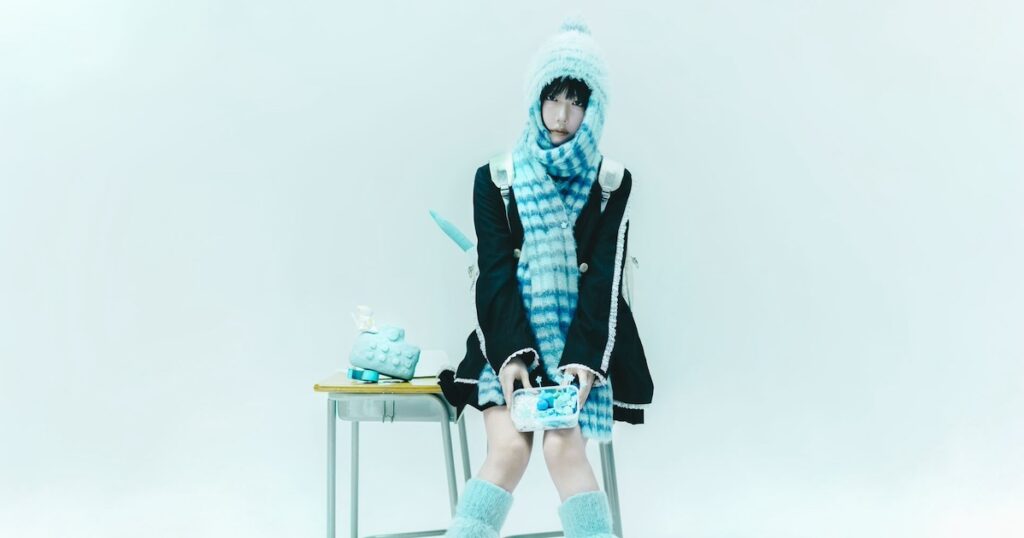 あのが手掛けるファションブランド「ヘルブラウ」の新作が発売　こだわりの“ルーズソックス”も登場 - WWDJAPAN