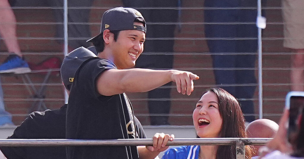 「どんだけ好きなのよ」真美子さんに頬寄せる大谷翔平が話題！自宅でも結婚指輪を外さない“愛妻家の素顔” | 女性自身