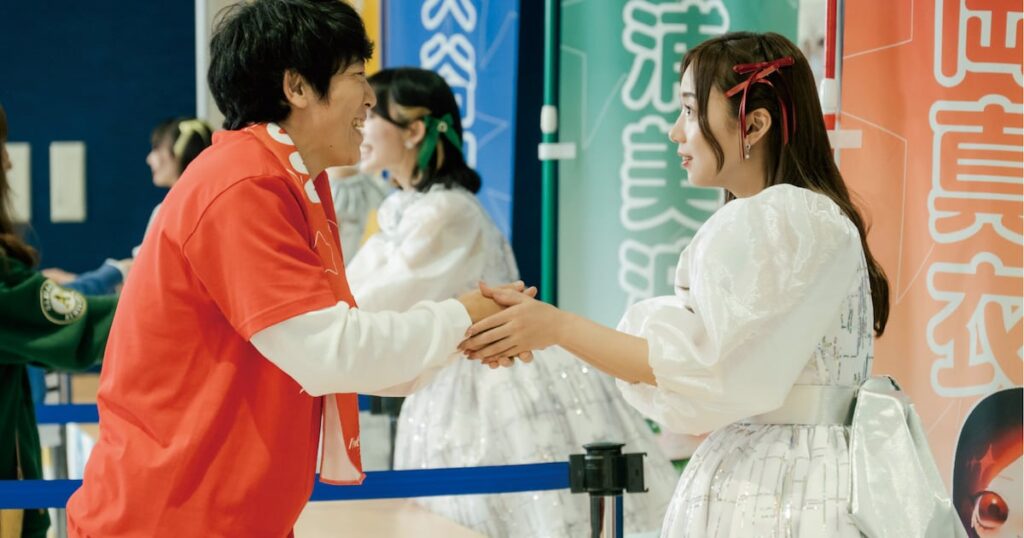 “アイドル”齊藤京子が握手会「恋愛裁判」新写真、倉悠貴・唐田えりか・津田健次郎の姿も（新写真14枚） - ナタリー