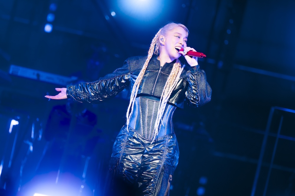 【ライブレポート】AI、デビュー25周年記念ベストツアー完遂。日本武道館公演のゲストにPUSHIM、DABO、ATSUSHI、三浦大知、Awich、OZworld登場も | BARKS