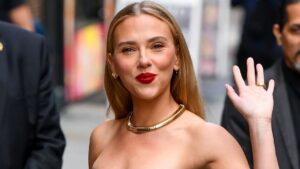 カーレット・ヨハンソンが語る敏感肌・ニキビとの葛藤と“ミニマルケア”の真実 | Vogue Japan