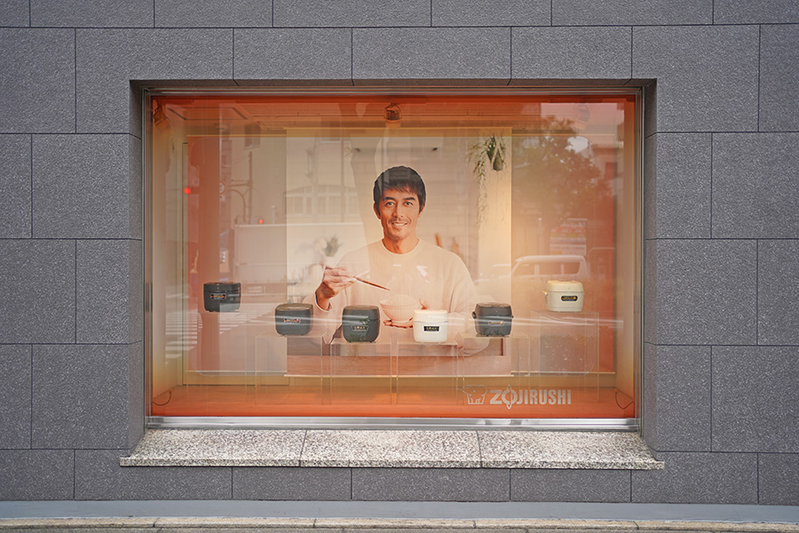 「象印マホービン」（大阪市北区）本社ビルに掲出されている阿部寛の広告（11月6日／Lmaga.jp撮影）