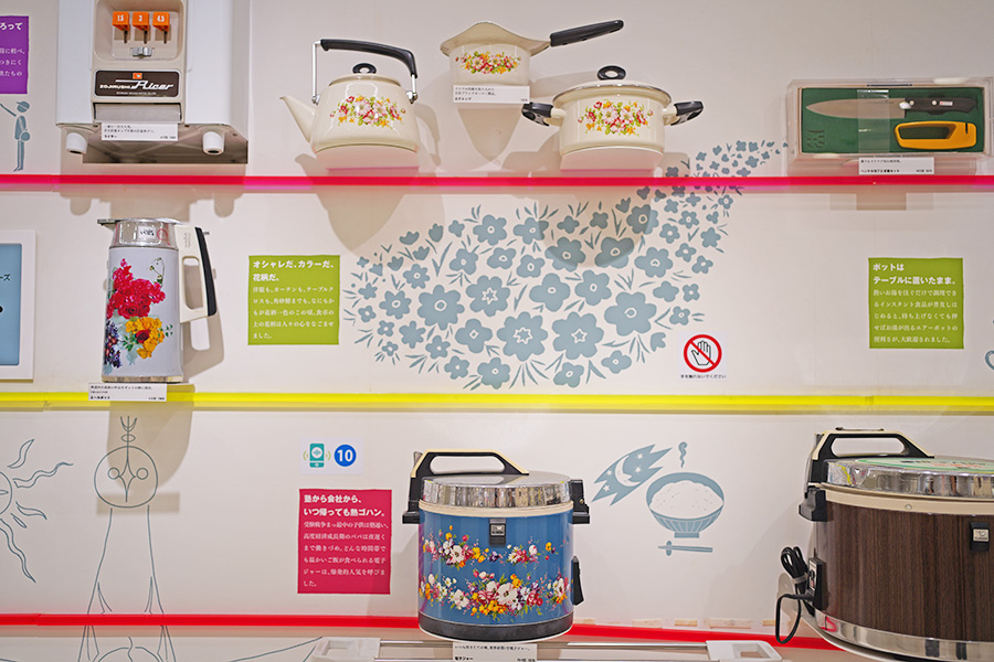 「象印マホービン」（大阪市北区）本社に併設されている「まほうびん記念館」。「昭和レトロ」な炊飯器やポットがずらり（11月6日／Lmaga.jp撮影）