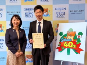 01.EXILE MAKIDAI&松永朋美栄区長記念撮影