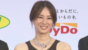 【 北川景子 】　体当たり演技で主演女優賞　「子を持つ母として励みをもらった」　椎名桔平のサプライズ登場に驚き笑顔　【 第50回報知映画賞 】