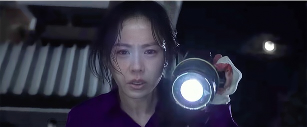 マンスの妻ミンスを演じたソン・イェジン