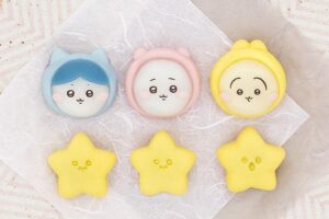 「ちいかわ」パジャマ姿の“もっちり”和菓子、いちご餡やミルクティー風餡などセブン-イレブンで - ファッションプレス