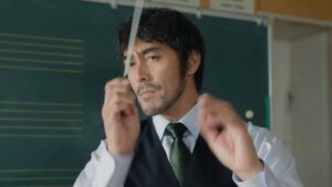 阿部寛、音楽教師を熱演　一心不乱に指揮棒を振る！　QTnet新CM＋メーキング