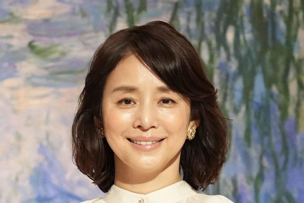 56歳 石田ゆり子 オフ感満載の自然体ショット！SNSメロメロ「かわいい」「髪の毛伸びましたね」「惚れてまうやろー」 1か月あたりのファッション＆美容費用についても解説 | LIMO