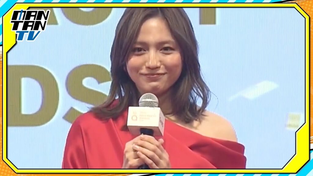 川口春奈、赤のワンショルダードレスで美肌披露　「Qoo10 MEGA BEAUTY AWARDS 2025」授賞式に登場