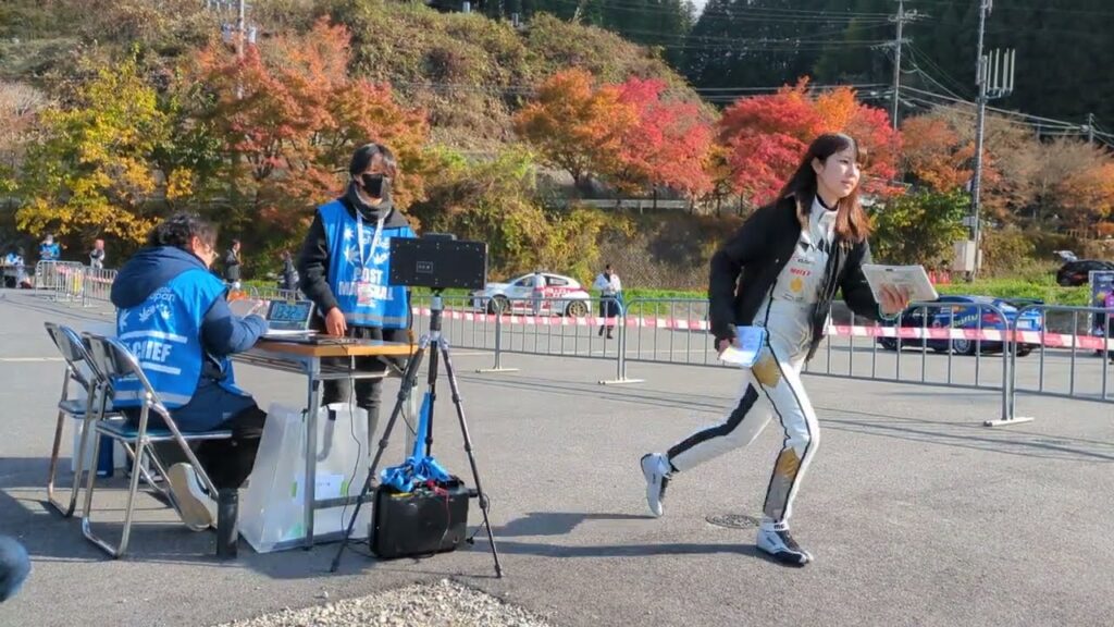 ラリーカーに取り残されて走る梅本まどか選手(理由は説明欄を見てください)　ラリージャパン2024