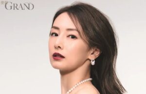 39歳 北川景子 黒キャミドレス姿の美貌にうっとり…「ベストビューティウーマン」選出 仕事の不安も結婚&子育てを経て変化…美容費&ファッション費についても解説 | LIMO 39歳 北川景子 黒キャミドレス姿の美貌にうっとり…「ベストビューティウーマン」選出 仕事の不安も結婚&子育てを経て変化…美容費&ファッション費についても解説 | LIMO