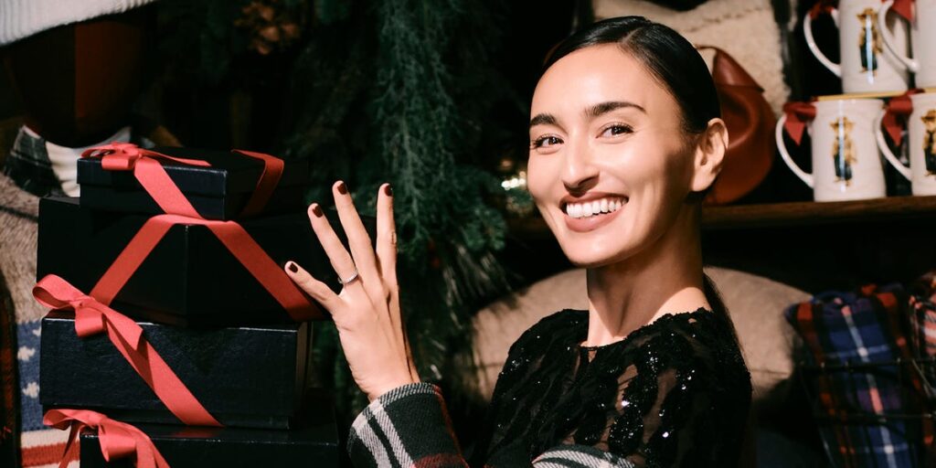 長谷川潤、東京に広がる「ラルフ ローレン」ホリデーの世界へ | ファッション | ELLE ［エル デジタル］