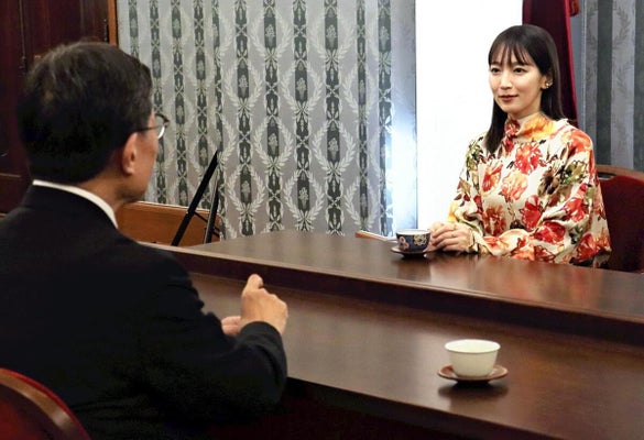 松井市長（左）に大河ドラマの撮影について話す吉岡さん（京都市中京区で）