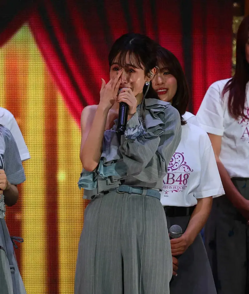 アンコールのMCで涙する前田敦子（撮影・藤山 由理） - スポニチ Sponichi Annex