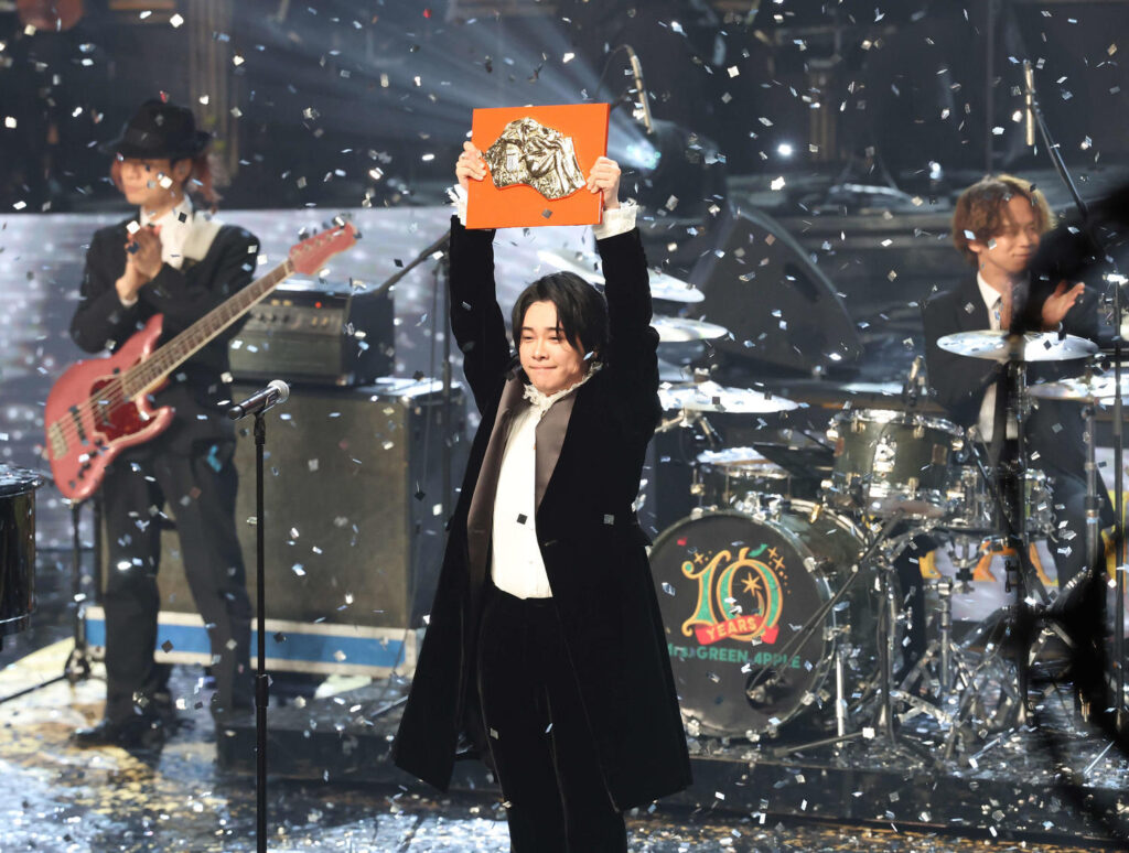 【レコ大】Mrs. GREEN APPLE「ダーリン」大賞 バンド史上初3連覇に声震わせる(日刊スポーツ) – Yahoo!ニュース 【レコ大】Mrs. GREEN APPLE「ダーリン」大賞 バンド史上初3連覇に声震わせる(日刊スポーツ) - Yahoo!ニュース
