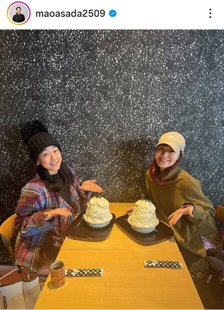 「私たち１年中活動してます」。村上佳菜子とかき氷を楽しむ２ショット。浅田真央さんのインスタグラム（＠ｍａｏａｓａｄａ２５０９）より