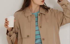 ベージュのトレンチコートとミント、バーガンディの組み合わせがおしゃれすぎる！【FUDGE FRIEND おしゃれさんの毎日コーディネート vol.623｜うさみ】 | FUDGE FRIEND | ファッション