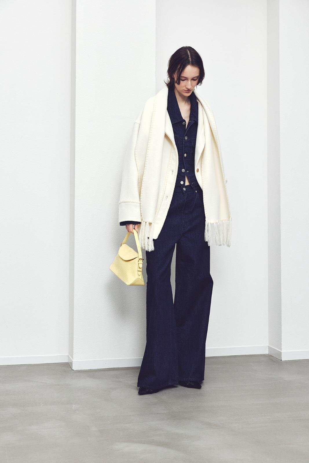 ジャケット 27,940円、フレアデニムパンツ 23,980円