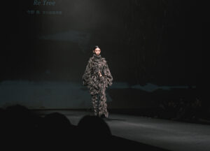 [Photo Report]文化服装学院・今野奏さんと鳥居遼太郎さんがグランプリ受賞。第25回YKKファスニングアワード ファッションショー＆授賞式 | EYESCREAM