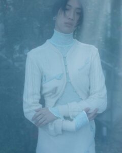 Mame Kurogouchi、“Reflection” を映す Tokyo Look を公開 —— 撮影は細倉真弓 (2025年12月10日) Mame Kurogouchi、“Reflection” を映す Tokyo Look を公開 —— 撮影は細倉真弓 (2025年12月10日)