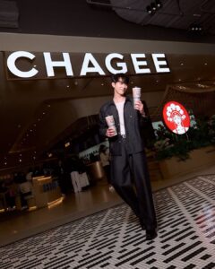 俳優のエス(Est)、CHAGEE One Bangkok店のグランドオープンに登場!新店舗で人気ドリンクを満喫する姿が話題に – タイナウ! Thainow タイナウ! Thainow