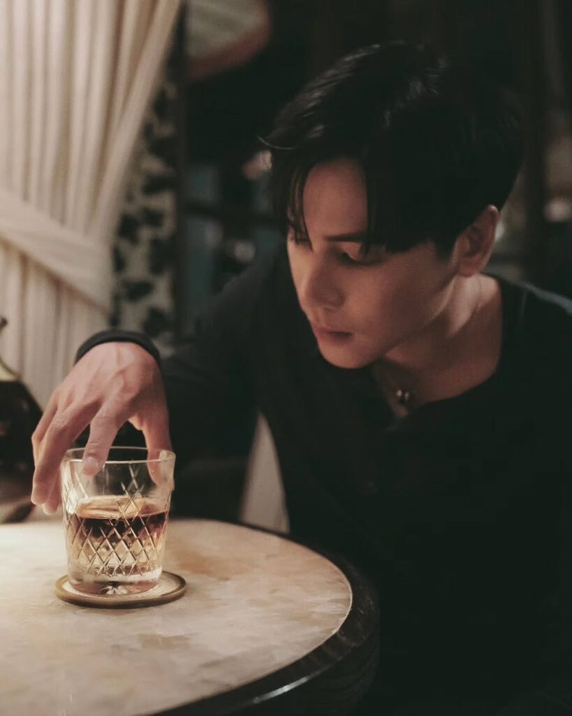 タイの人気俳優ジェス(Jes Jespipat Tilapornputt)、洗練されたバータイムを公開! – タイナウ! Thainow タイナウ! Thainow