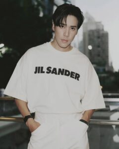 タイの人気俳優ジェス(Jes)、都会的なムード漂う最新ショットを公開。JIL SANDERをまとった洗練スタイルに注目 – タイナウ! Thainow タイナウ! Thainow