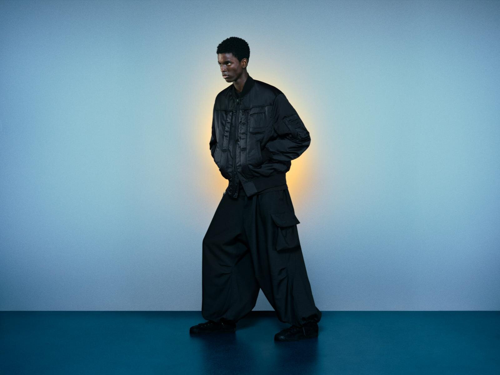 Y-3「スタンスミス」スニーカーをモノクロアッパー＆薄底で、断ち切りスリーストライプスのウェアも｜写真17