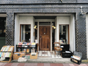 〈絵本さんぽ〉蔵前 Frobergue 　昭和レトロなビルの古書店　こだわりのおしゃれな店内で海外のビンテージ絵本の世界に浸って | 東京すくすく