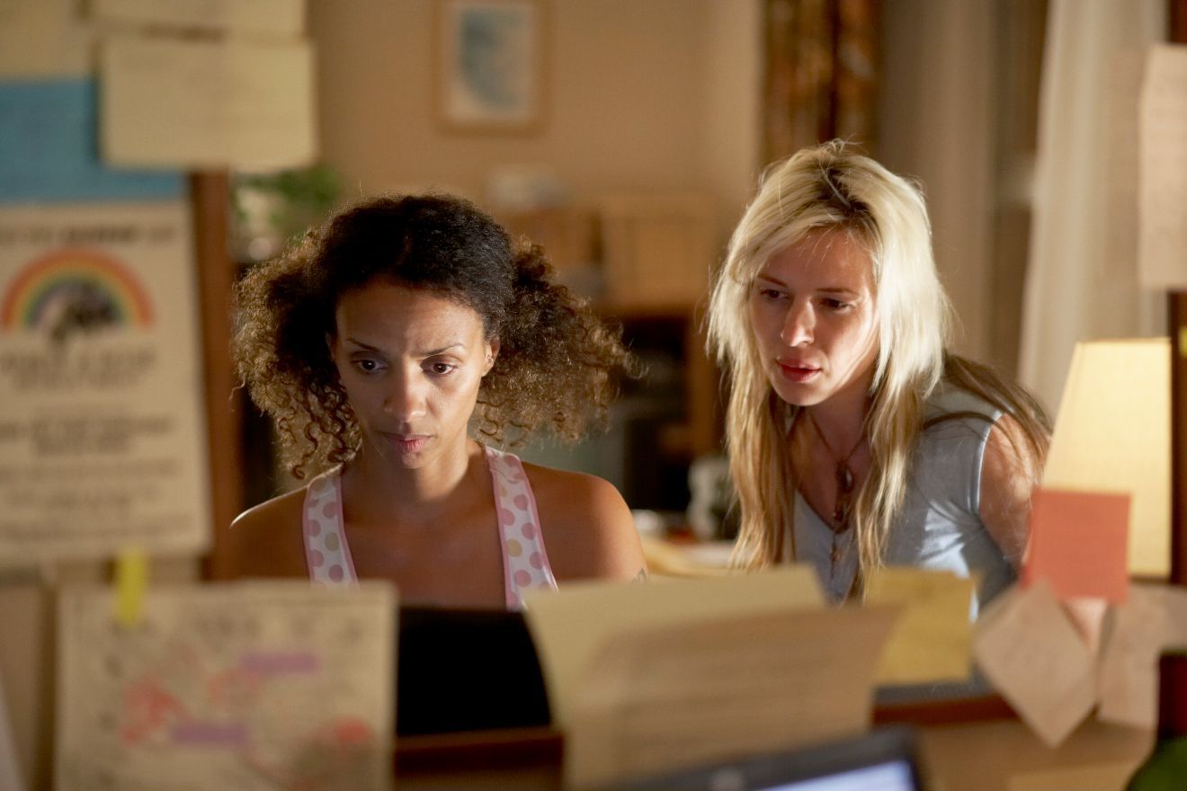 何かをのぞき込むように見ている女性2人