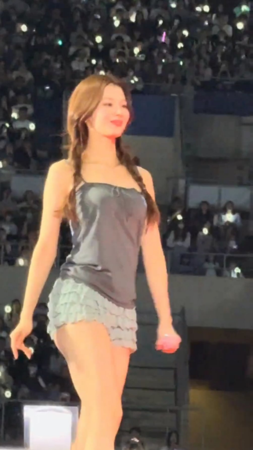 251122 Happy Sana on stage ❤️