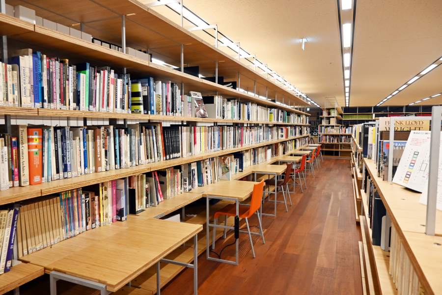 建築関連書籍が３万３千冊ならぶ図書館のような場所も仕事スペース