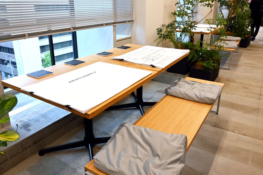 建物ひとつに、どんな設計図がつくられているかがわかる「高槻城公園芸術文化劇場」の全図面。長時間座ってじっくり見る人も