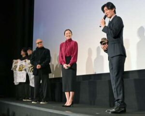 元阪神・横田慎太郎さんから贈られたグラブを手に松谷鷹也は涙した…映画「栄光のバックホーム」、鹿児島で出演陣が舞台あいさつ – dメニューニュース 元阪神・横田慎太郎さんから贈られたグラブを手に松谷鷹也は涙した…映画「栄光のバックホーム」、鹿児島で出演陣が舞台あいさつ