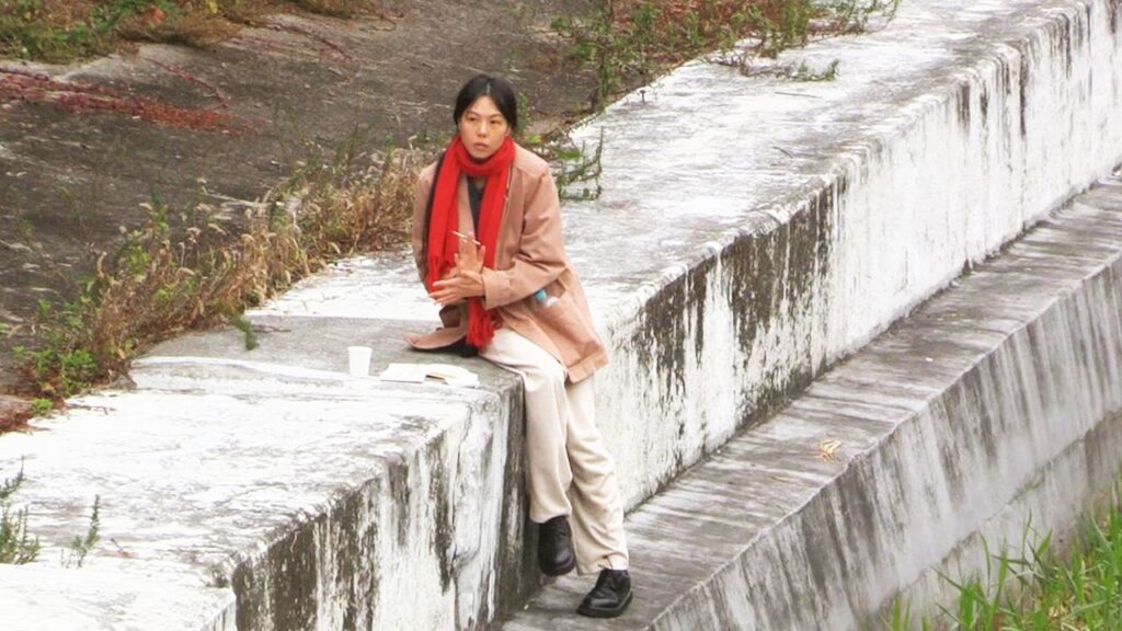 映画『小川のほとりで』──名匠ホン・サンスが描く静かに流れる時間と人間模様 | GQ JAPAN GQ