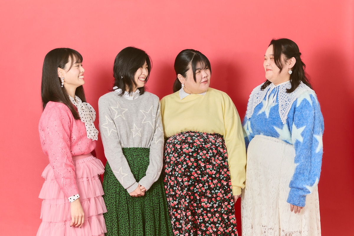 メンバーカラーの衣装で取材に臨んだぼる塾。左からきりやはるか、酒寄希望、あんり、田辺智加