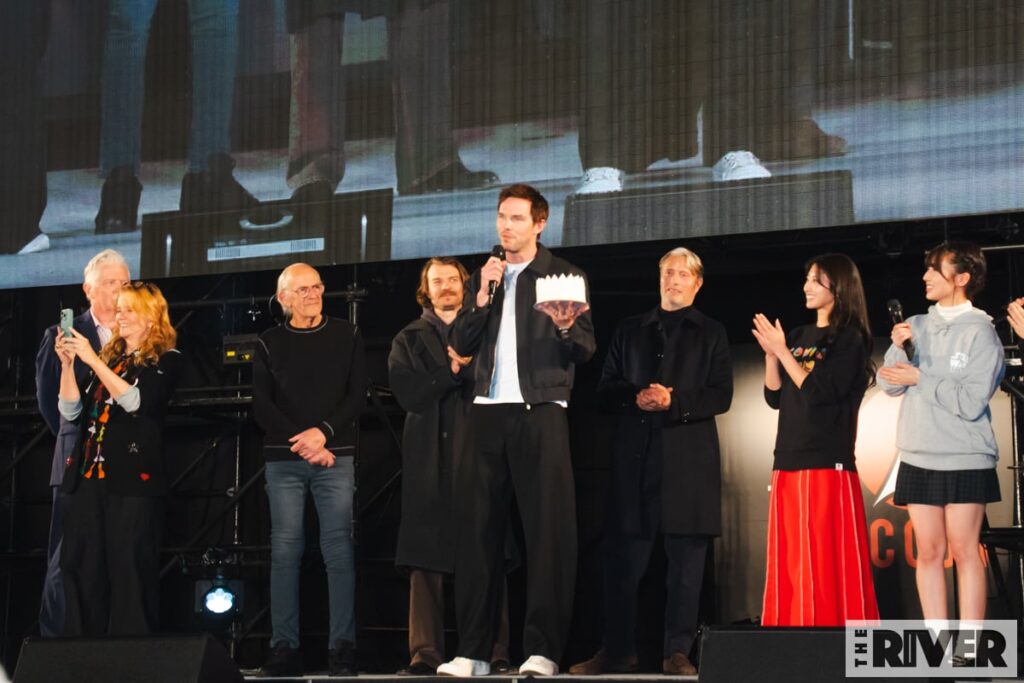 「東京コミコン2025」セレブ大集合の閉幕式、ニコラス・ホルトのお誕生日をみんなでお祝い ─ セバスタ、マッツ、ノーマン、『BTTF』キャストら豪華共演 – theriver.jp 東京コミコン2025 グランドフィナーレ