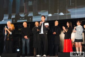 「東京コミコン2025」セレブ大集合の閉幕式、ニコラス・ホルトのお誕生日をみんなでお祝い ─ セバスタ、マッツ、ノーマン、『BTTF』キャストら豪華共演 – theriver.jp 東京コミコン2025 グランドフィナーレ