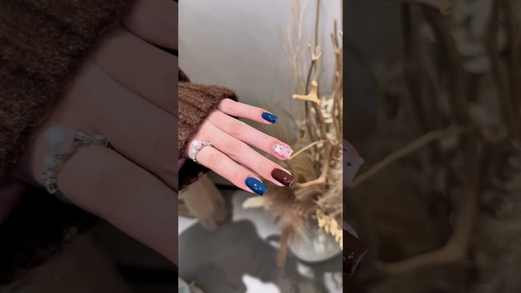 これぞ上品な遊び心♡ デニムブルーにブラウンの水玉。大人のカジュアルネイルが完成！
