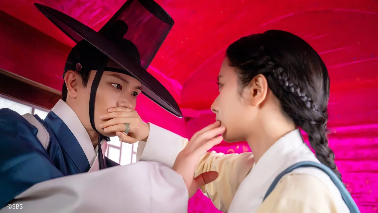 「鬼宮」のユン・ガプとヨリが顔を近づける劇中シーン