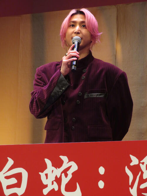 映画「白蛇：浮生　～巡りめぐる運命の赤い糸～」公開記念初日舞台あいさつに登壇したSnow Man佐久間大介