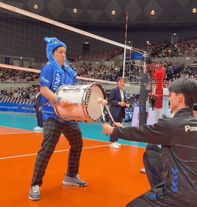 あの人気芸能人と夢の共演!? 大阪ブルテオンが届けた“勝利の太鼓” | 話題の投稿 | スポーツブル (スポブル) あの人気芸能人と夢の共演!? 大阪ブルテオンが届けた“勝利の太鼓” | 話題の投稿 | スポーツブル (スポブル)