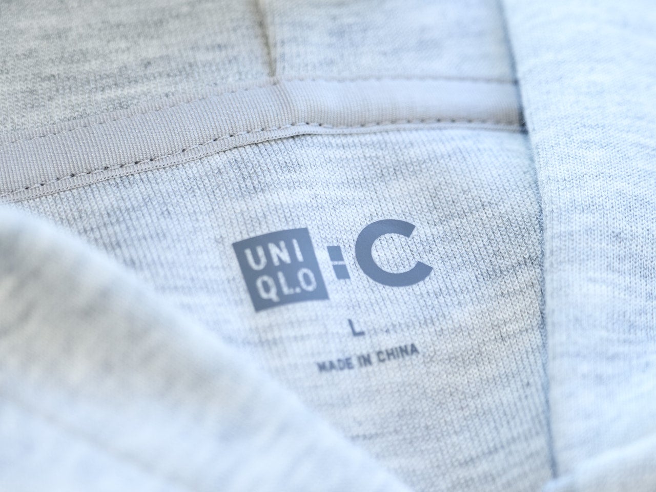 「ユニクロ：シー」2026年春夏新作で狙い目のトップスは？ 定番人気から通年使える最強アイテムまで、トップス４選を服好きモデルが試着＆本音レビュー！[UNIQLO : C]