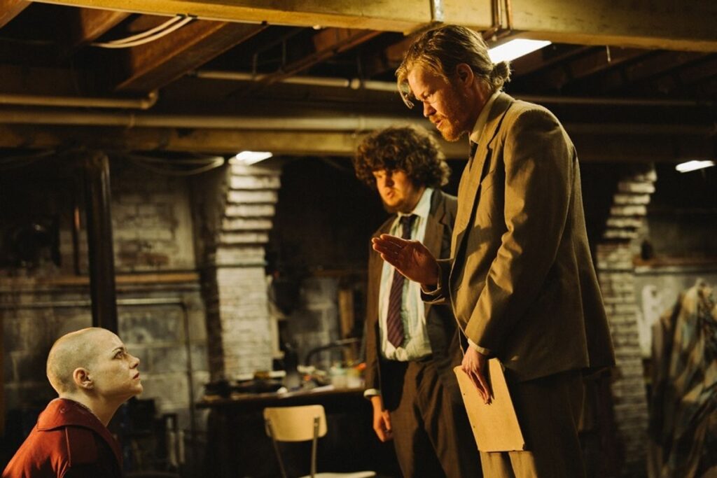 『ブゴニア』があなたの脳みそをかき乱す！「開いた口が塞がらない」「先入観があるほど度肝を抜かれる」…陰謀論信者vs女性CEOの行く末とは？｜最新の映画ニュースならMOVIE WALKER PRESS